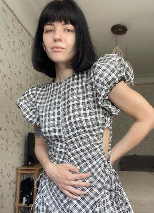 Оригинальное платье с пышными рукавами и вырезами по бокам