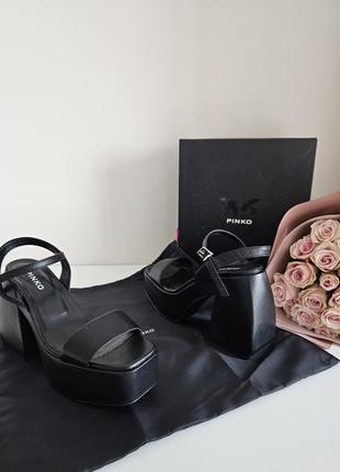Продам трендовые кожаные босоножки pinko