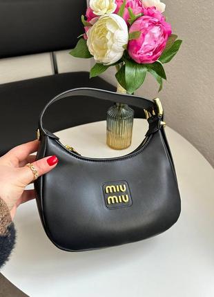 Черная сумочка в стиле miu miu