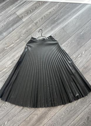 Черная из кожзама плиссированная юбка1 фото