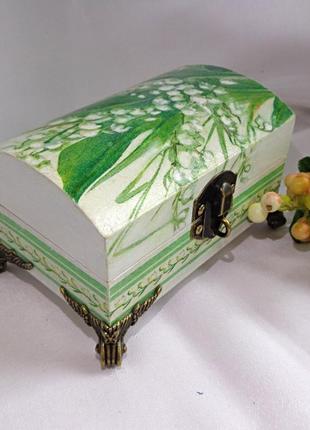 Шкатулка белая деревянная сундучок в технике декупаж "ландыши"
