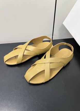 Сандалии the row черные бежевые