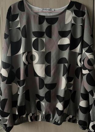 Гарна блузка великого розміру