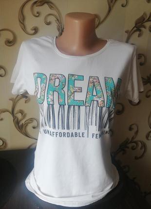 Красива біла футболка
