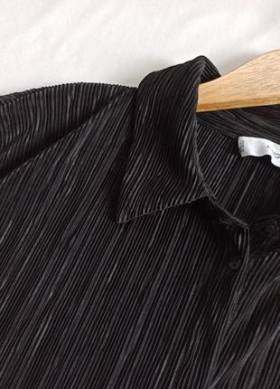 Черная плиссированная рубашка с коротким рукавом4 фото