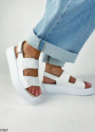 Женские белые босоножки на низком ходу на липучках