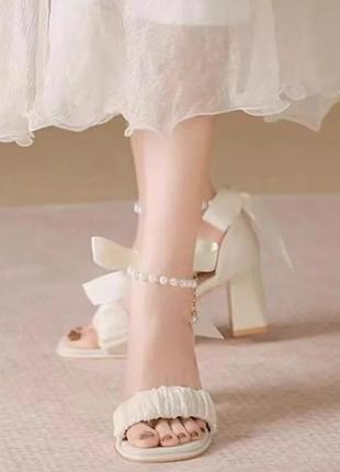 Жіночі сандалі з каблуком