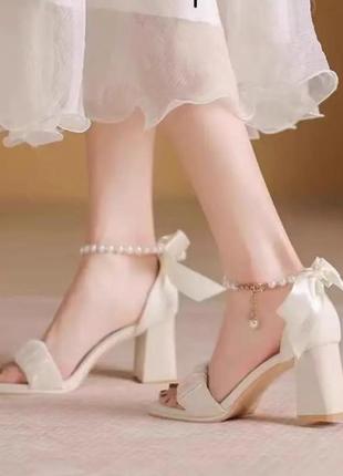 Женские сандалии с каблуком2 фото