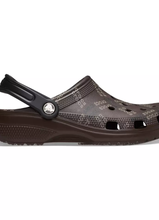 Крокс классик клог коричневые лого crocs classic logo pattern clog coffee