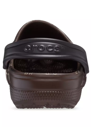 Крокс классик клог коричневые лого crocs classic logo pattern clog coffee