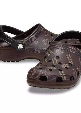 Крокс классик клог коричневые лого crocs classic logo pattern clog coffee