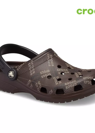 Крокс классик клог коричневые лого crocs classic logo pattern clog coffee