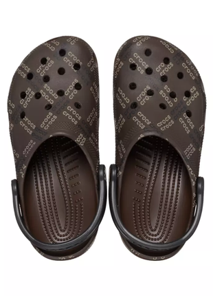 Крокс классик клог коричневые лого crocs classic logo pattern clog coffee