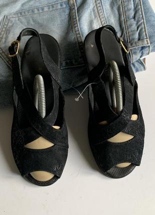 Босоніжки шкіряні