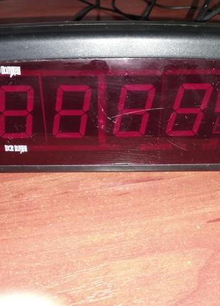 Електронні настільні часи ,робочі але показує лише хвилини ,велика знижка