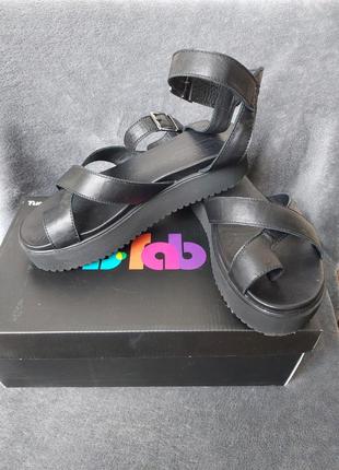 Босоножки кожаные