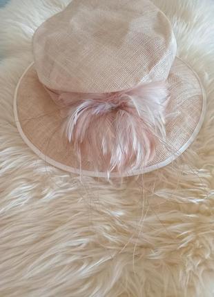 Красуня -капелюх з натуральним пір'ям