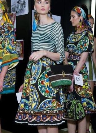 В розовой ракушке море привезу: платье dolce gabbana
талія 37 + ног та стегон - 45 -47, довжина 100
тягнеться