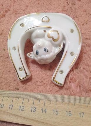 Подкова с барашком. фигурка. фарфор. германия