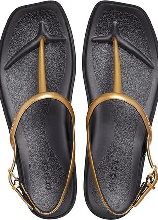 Крокс маями босоножки кросс черные c золотом crocs miami thong flip black metallic3 фото
