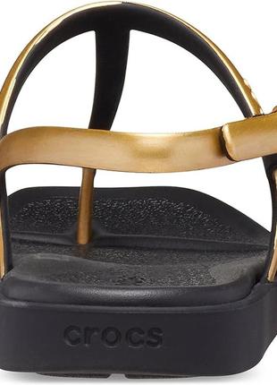 Крокс маями босоножки кросс черные c золотом crocs miami thong flip black metallic5 фото