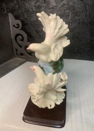 Голуби на глобусі , статуетка4 фото