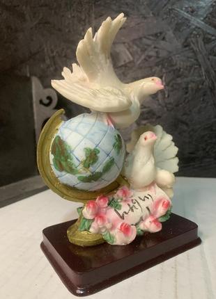 Голуби на глобусі , статуетка3 фото