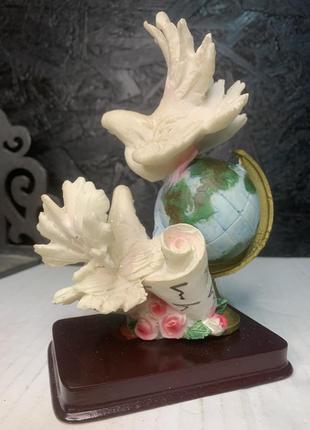 Голуби на глобусі , статуетка5 фото