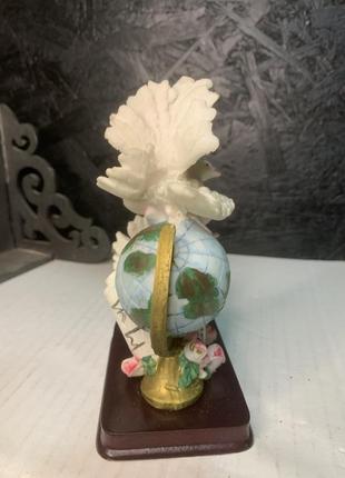 Голуби на глобусі , статуетка9 фото