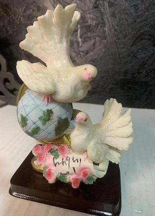 Голуби на глобусі , статуетка8 фото