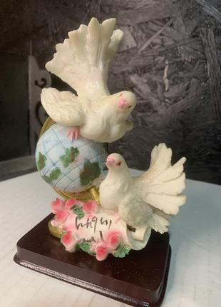 Голуби на глобусі , статуетка2 фото