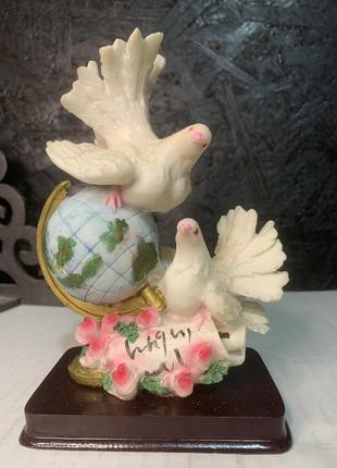 Голуби на глобусі , статуетка