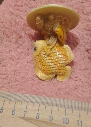 Статуэтка. рыбка. на подставке.