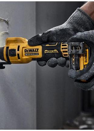 Акумуляторний фрезер для вирізання гіпсокартону dewalt dce555n 8