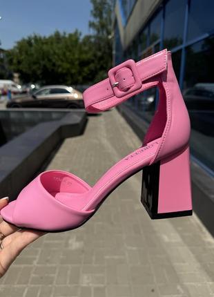 Стильні жіночі босоніжки на каблуку