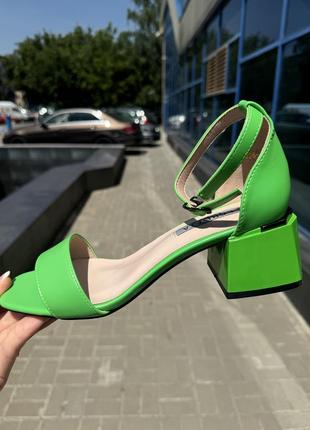 Салатові босоніжки середній на каблуку/ колір літо 2024