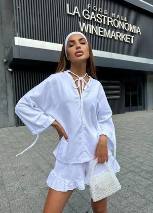 Летний льняной костюм свободного кроя рубашка на завязках с рукавами шорты с высокой посадкой на резинке с рюшами короткие