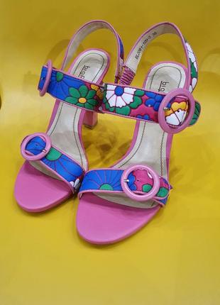 Стильні яскравi босоніжки   р-р: вiд 35 до 39   розпродаж складу