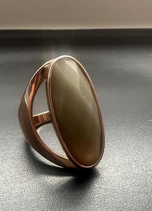 Массивное кольцо золотистого цвета большим овальным камнем серого цвета колечко кольцо 18 р