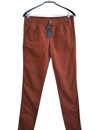 Брюки чинос terranova