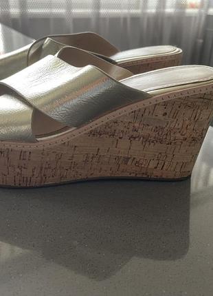 Aldo шлепанцы на пробковой танкетке золотые. кожа р 39