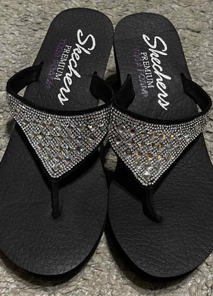 Оригинал.фирменные,стильные шлепанцы-вьетнамки-сланцы skechers