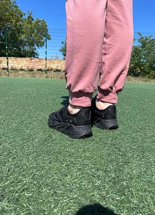 Повсякденні жіночі кросівки10 фото