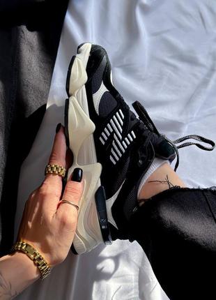 Жіночі кросівки New Balance 327 Svarta och röda sneakers