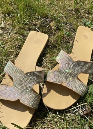 38 р ношені, але всі камінці на місці