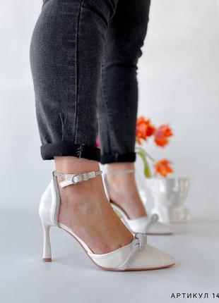 Жіночі туфлі з блискучим ремінцем світло бежеві шкіряні на середній шпильці зі стразами