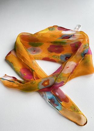 Яркая вискозный платок в цветок2 фото