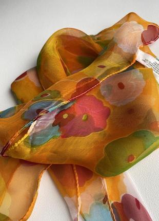 Яркая вискозный платок в цветок