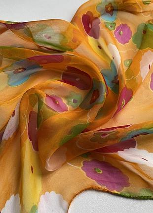 Яркая вискозный платок в цветок5 фото