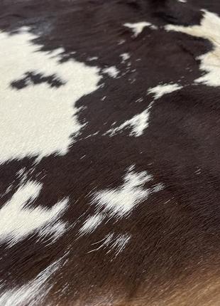 Натуральная кожа коровы – роскошный материал для украшения пола или стен.